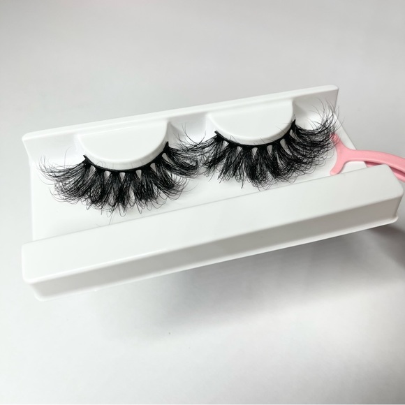 Nicki Lashes - Picture 2 of 2